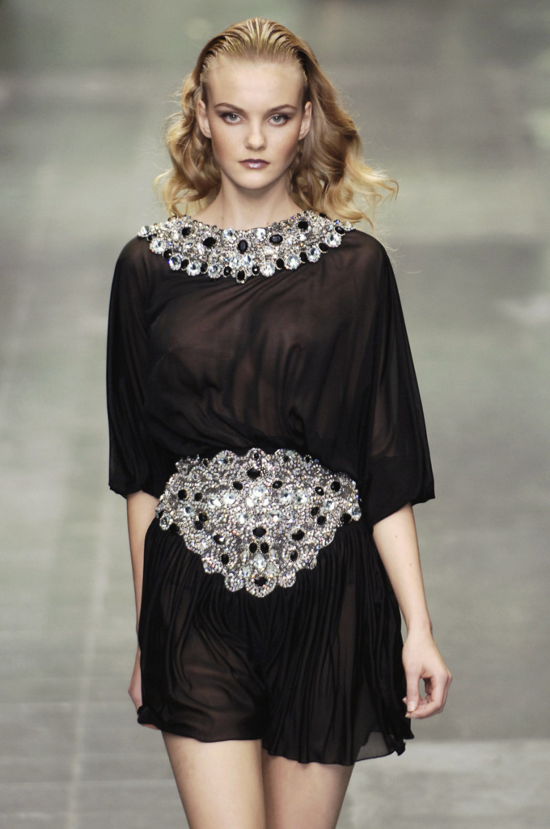 Alexander+McQueen+Spring+2006+UUuJa0XZ8Alx.jpg