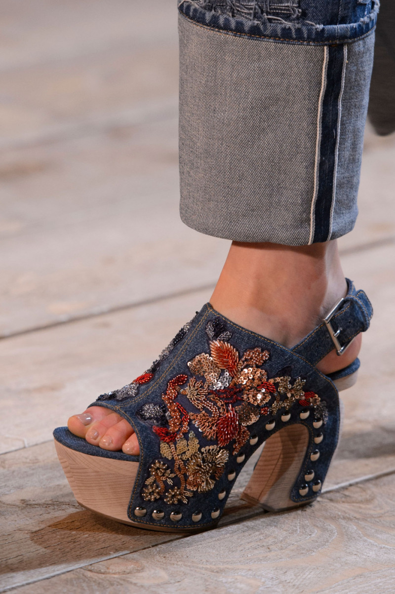 Alexander+McQueen+Spring+2016+Details+nBX1p1PMp-xx.jpg