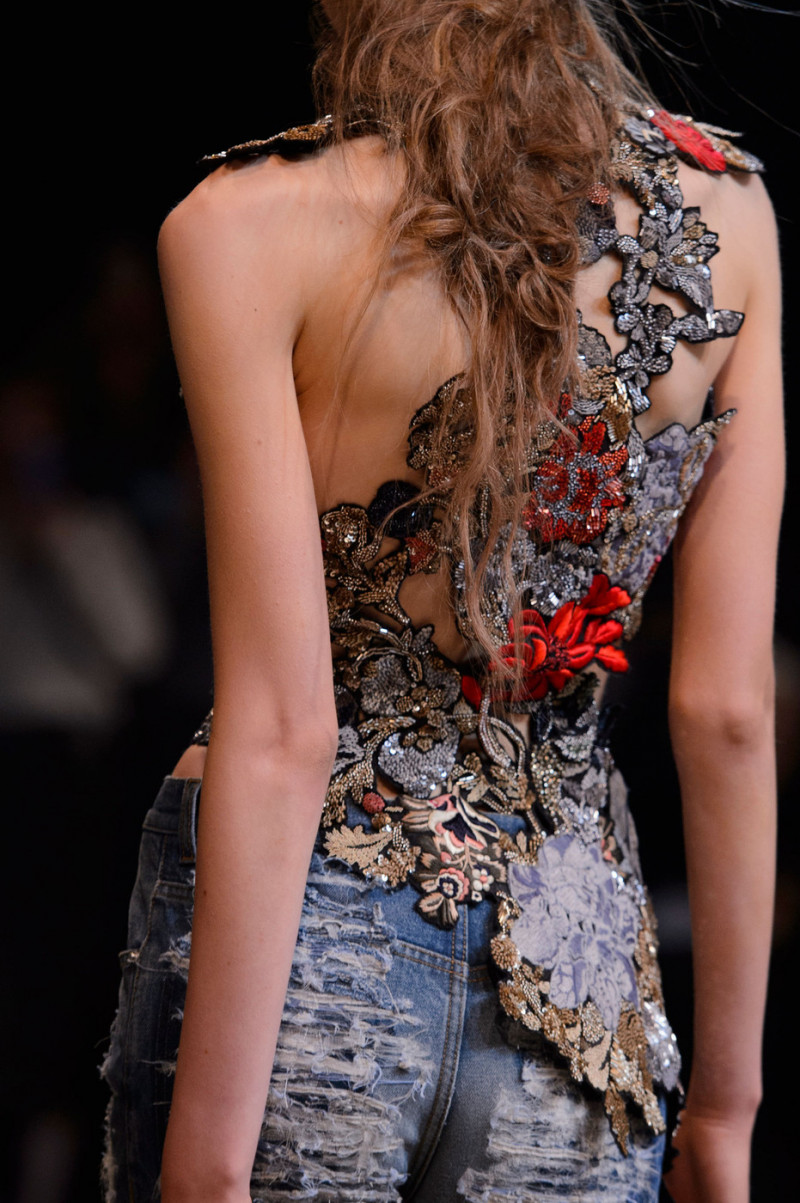 Alexander+McQueen+Spring+2016+Details+glVd71K59GAx.jpg