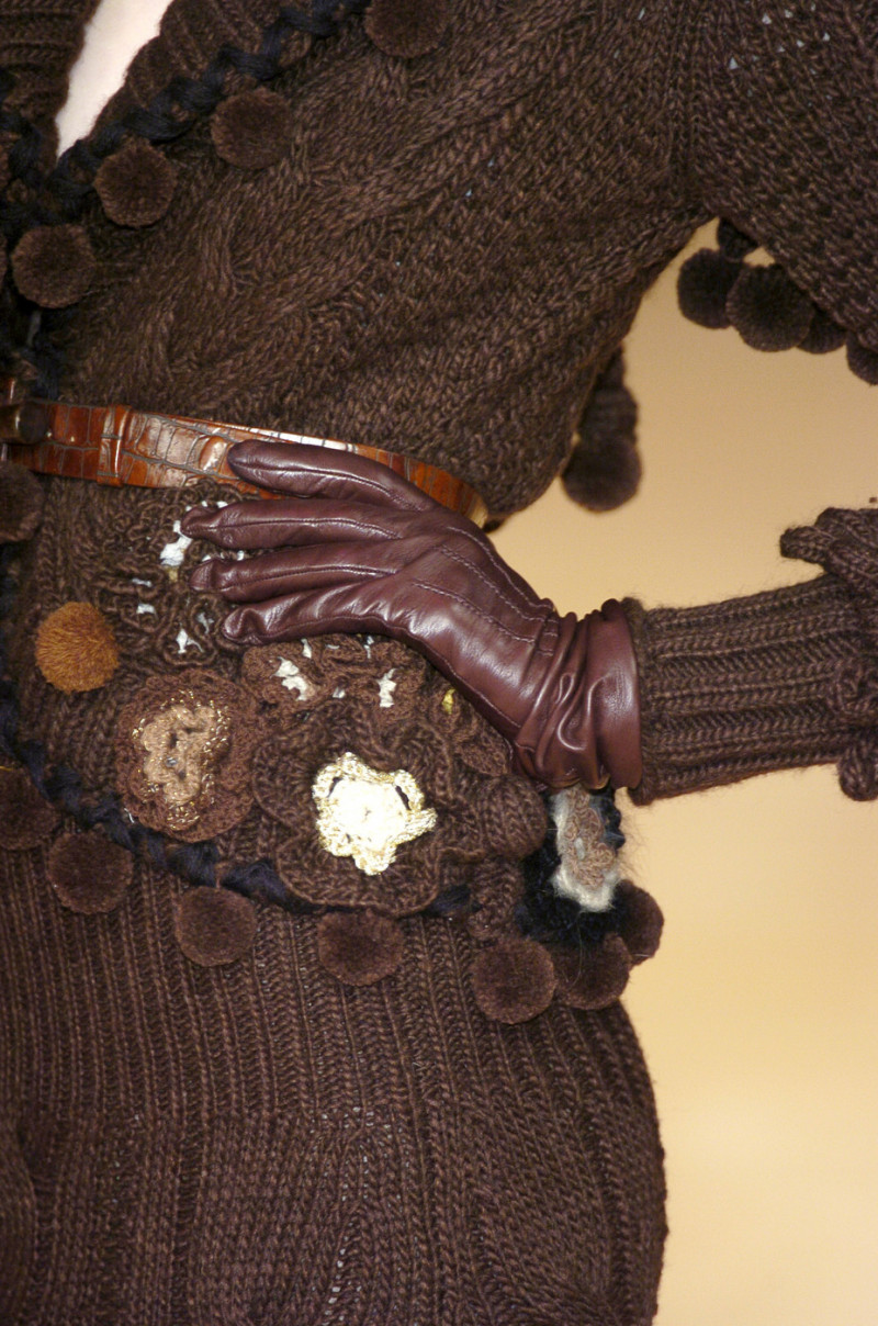 Alexander+McQueen+Fall+2005+Details+aFbzwL6rjTSx.jpg