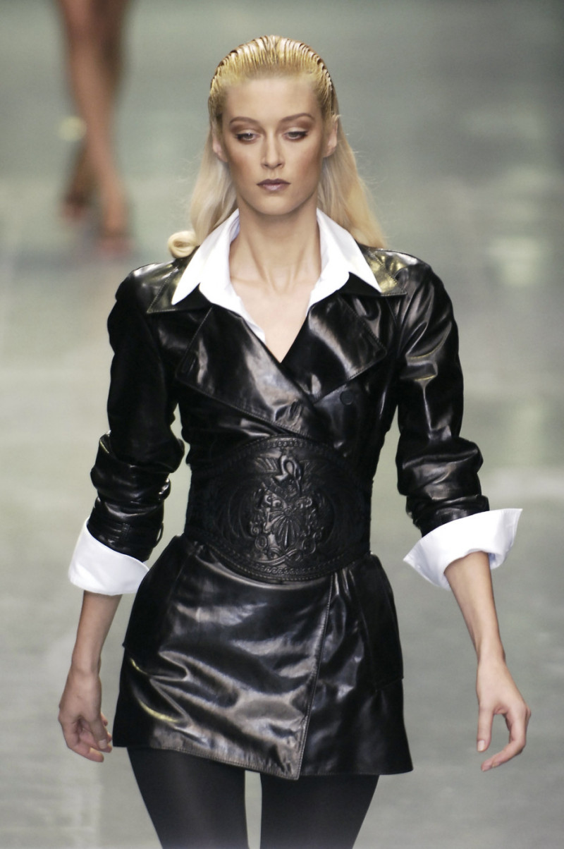 Alexander+McQueen+Spring+2006+7qpnT0eBy2Ux.jpg