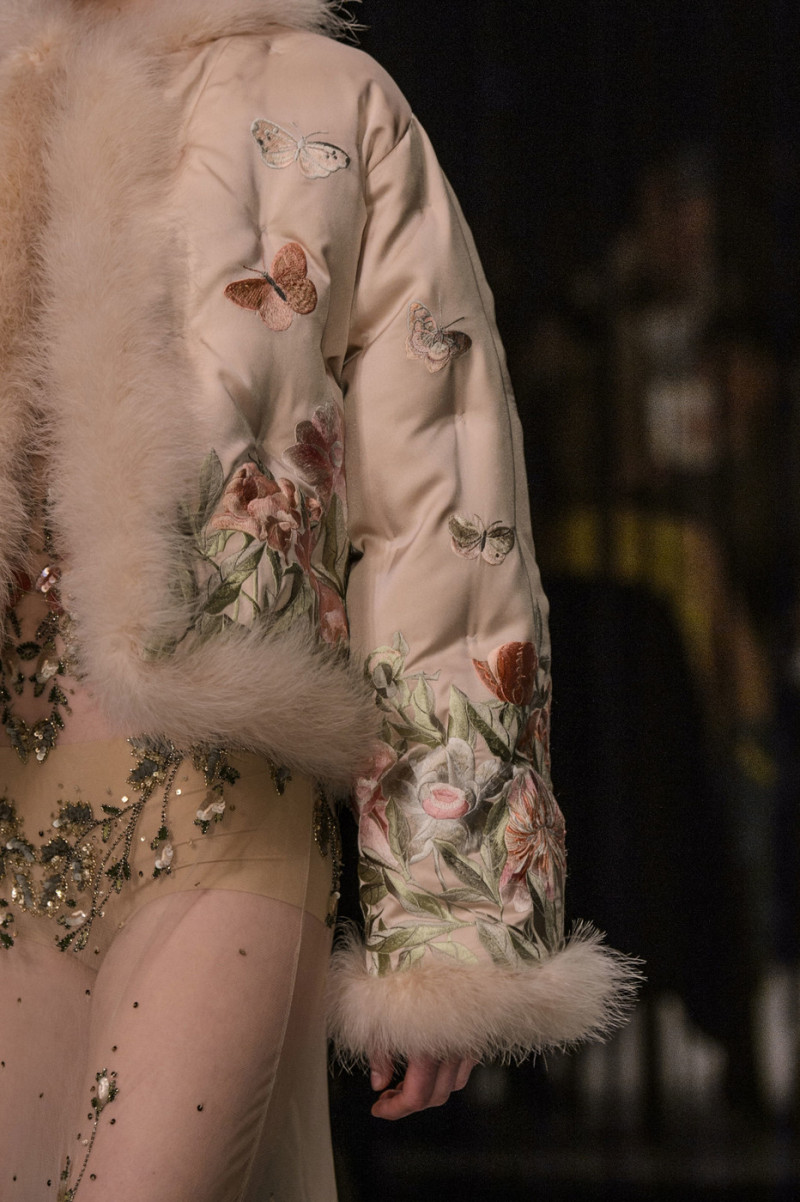 Alexander+McQueen+Fall+2016+Details+ldtNQ3wKk_Mx.jpg