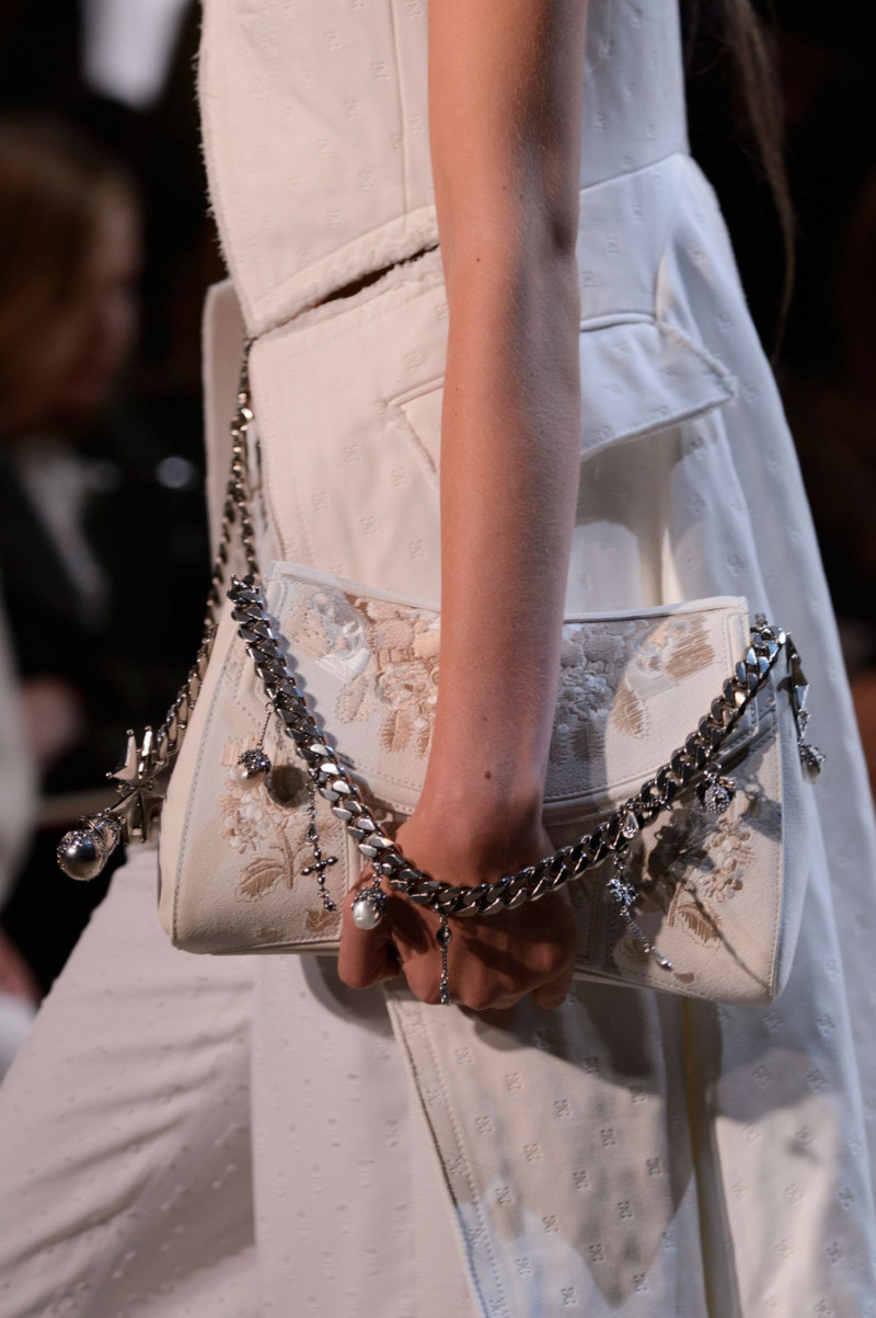 Alexander+McQueen+Spring+2016+Details+MayFn1_n9txx.jpg