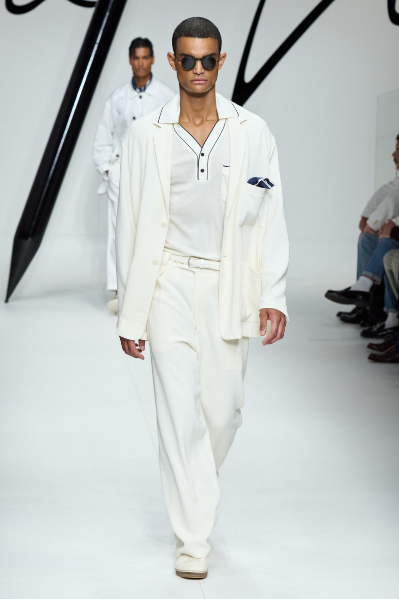 00073-giorgio-armani-spring-2024-menswear-credit-gorunway.jpg