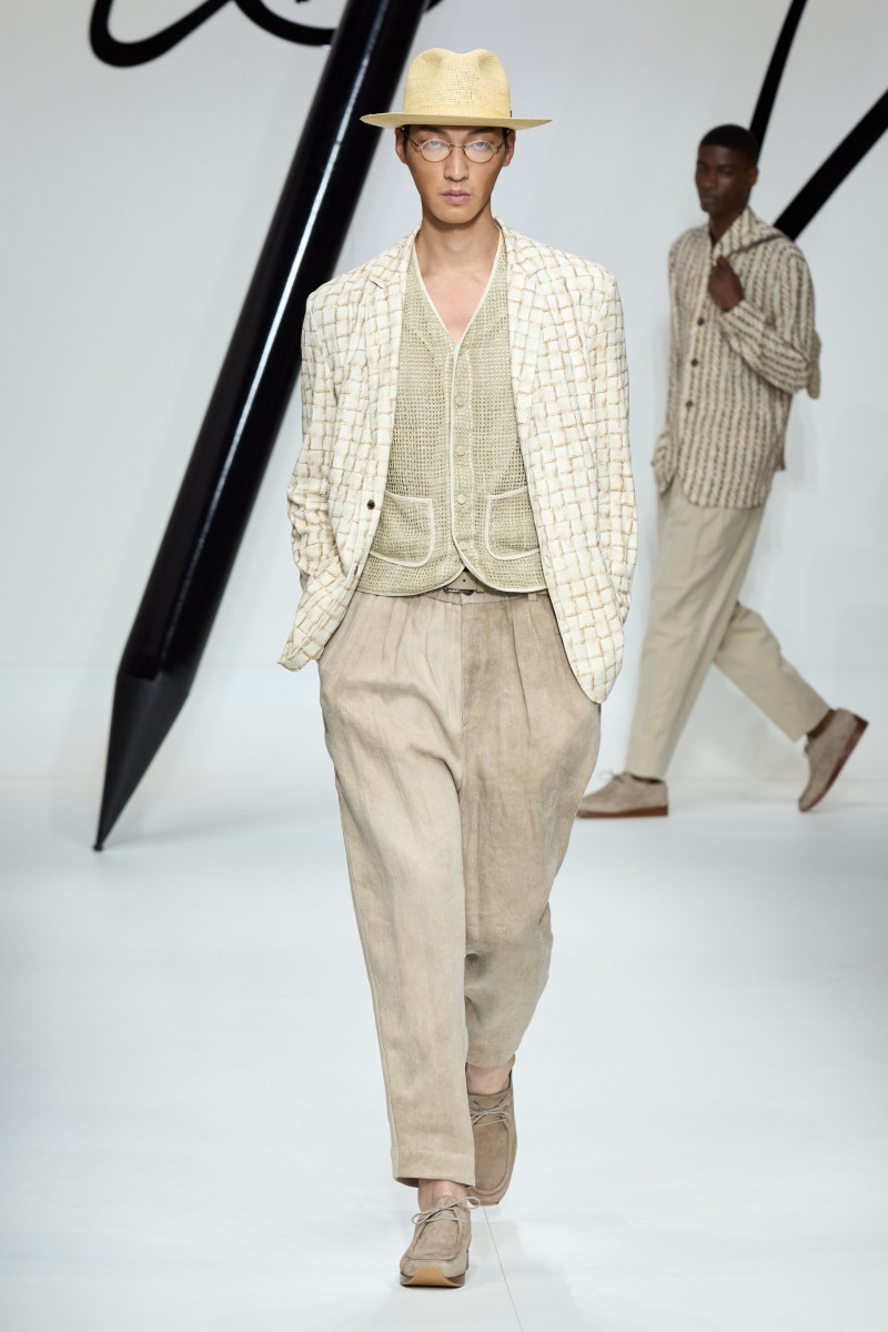00019-giorgio-armani-spring-2024-menswear-credit-gorunway.jpg