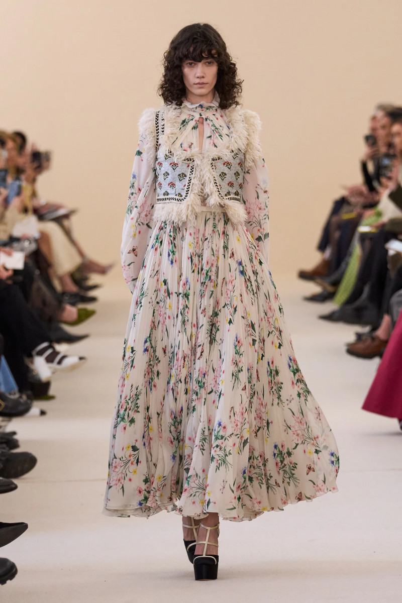 00020-giambattista-valli-fall-2024-ready-to-wear-credit-gorunway.webp
