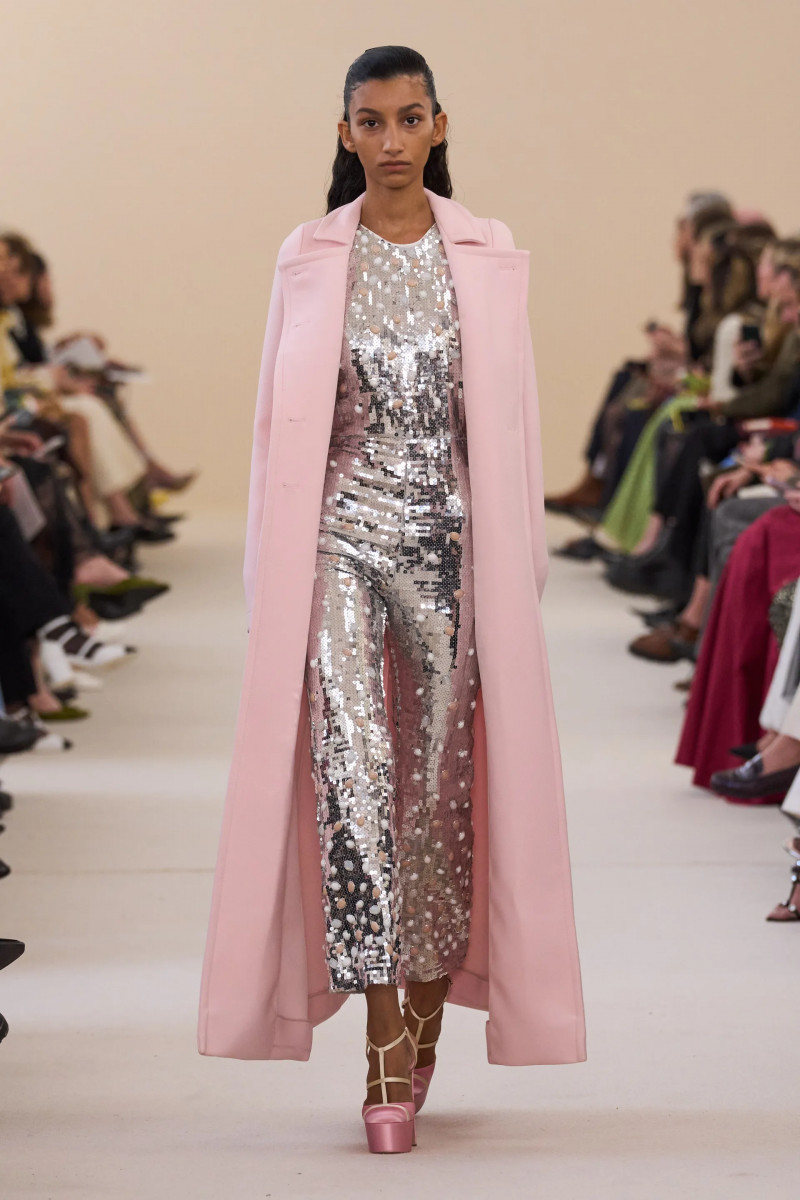 00058-giambattista-valli-fall-2024-ready-to-wear-credit-gorunway.webp
