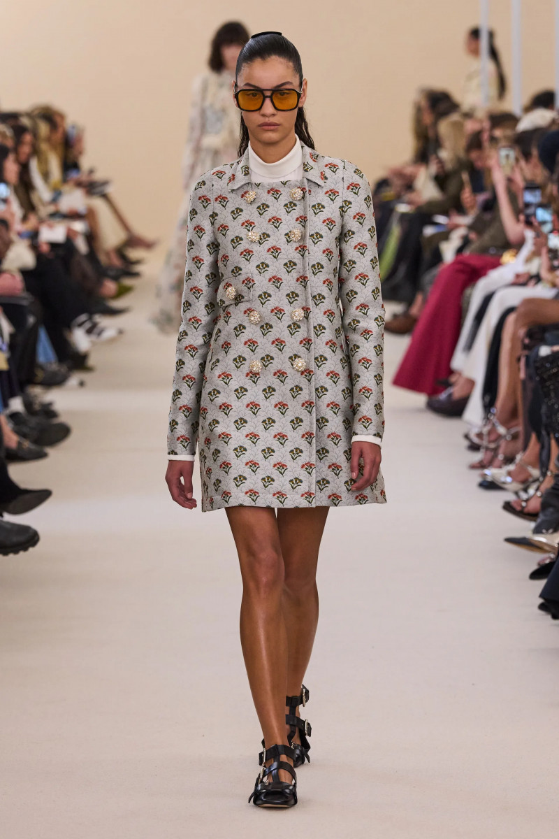 00019-giambattista-valli-fall-2024-ready-to-wear-credit-gorunway.webp