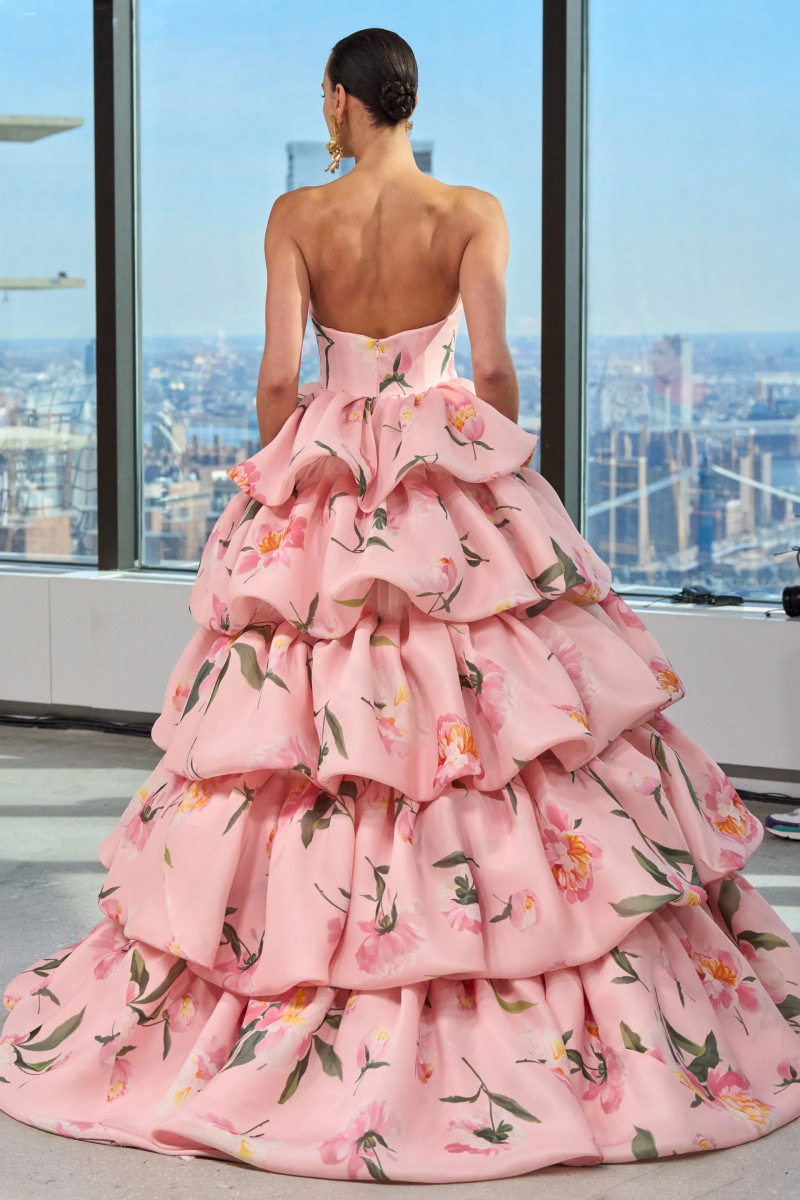 00085-carolina-herrera-detail-fall-2024-ready-to-wear-credit-gorunway.webp
