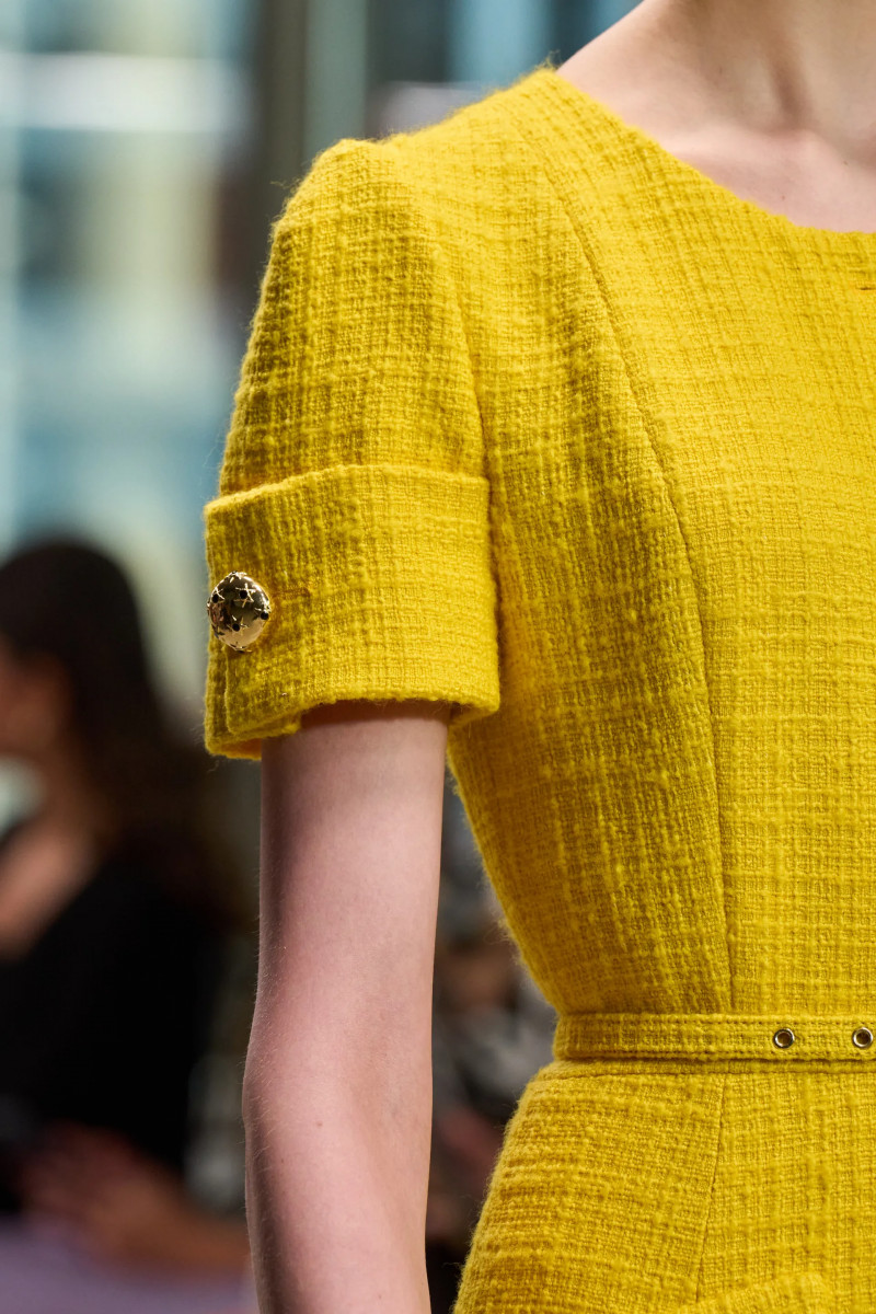 00052-carolina-herrera-detail-fall-2024-ready-to-wear-credit-gorunway.webp