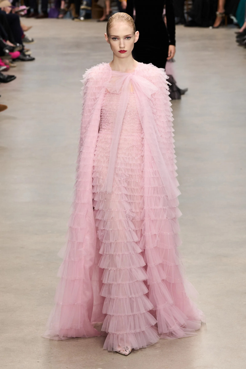 00037-carolina-herrera-fall-2024-ready-to-wear-credit-gorunway.webp