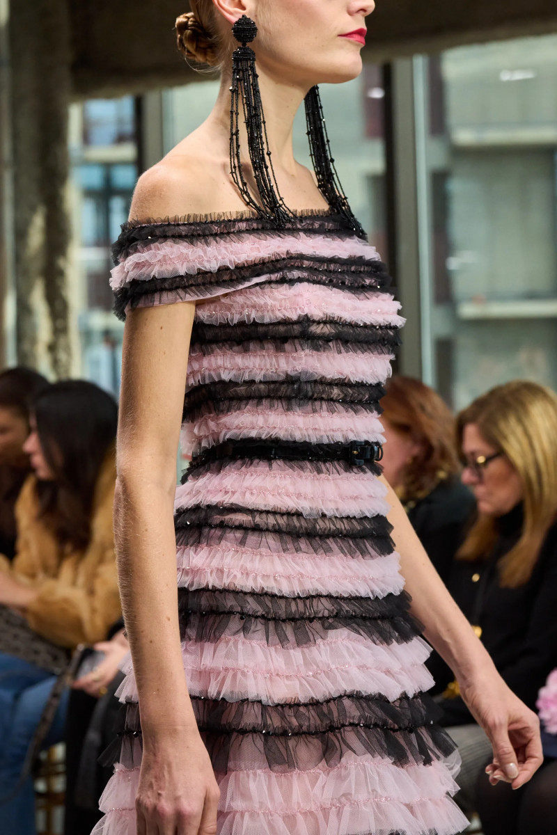 00104-carolina-herrera-detail-fall-2024-ready-to-wear-credit-gorunway.webp