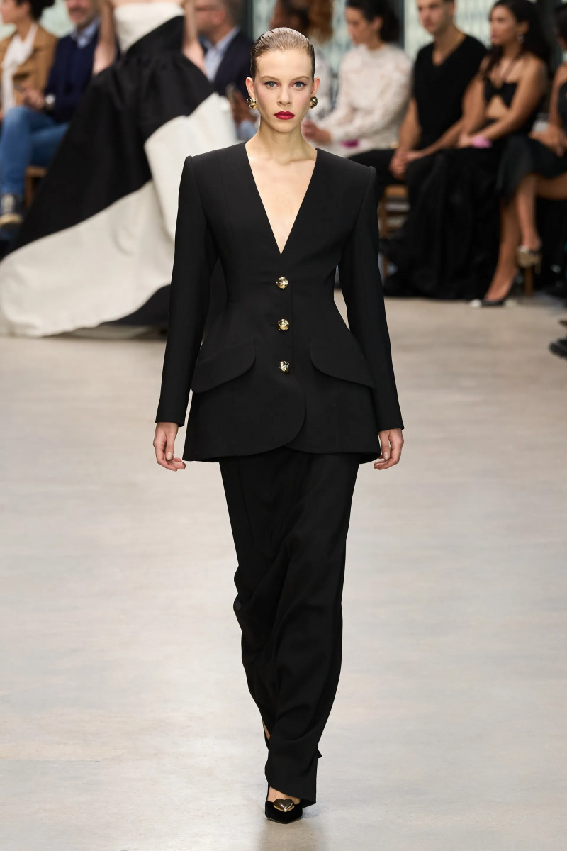 00002-carolina-herrera-fall-2024-ready-to-wear-credit-gorunway.webp