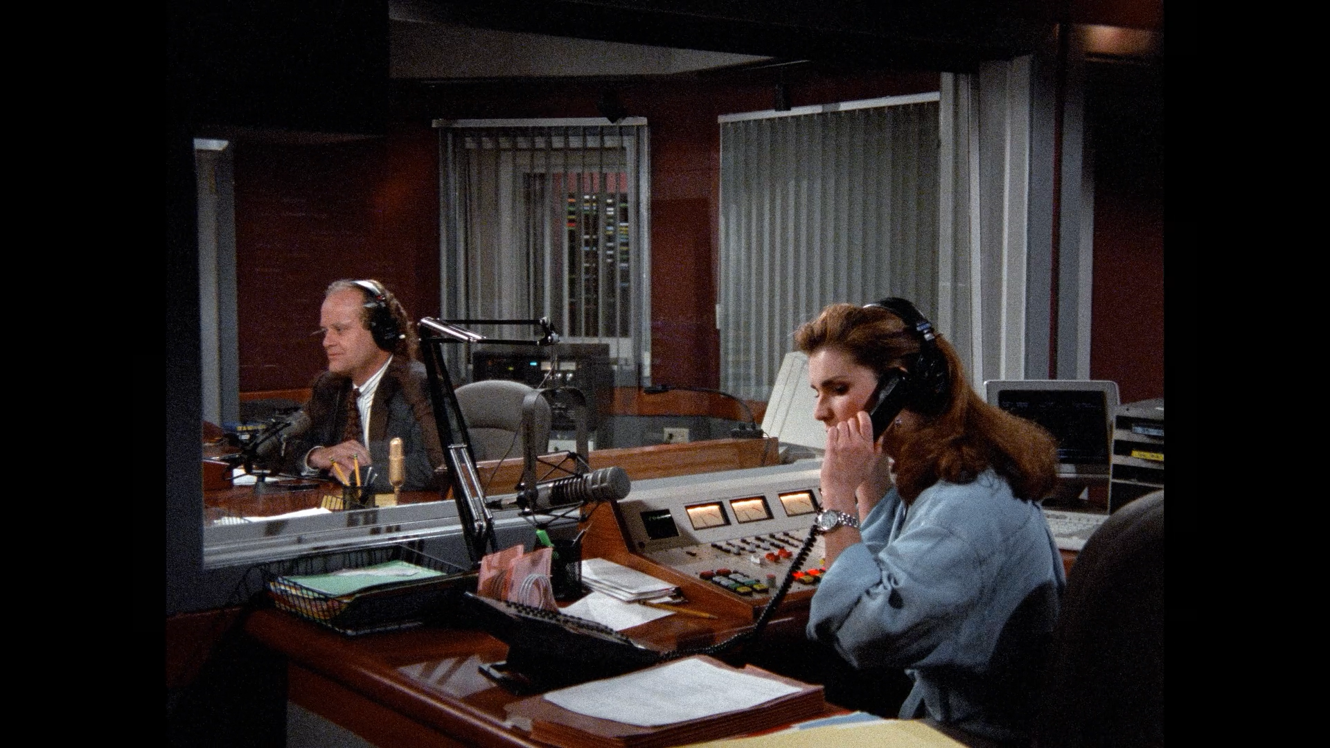 Frasier.S02E09.Adventures.in.Paradise.2.1080p.BluRay.Remux.Rus.Eng-@EniaHD.png