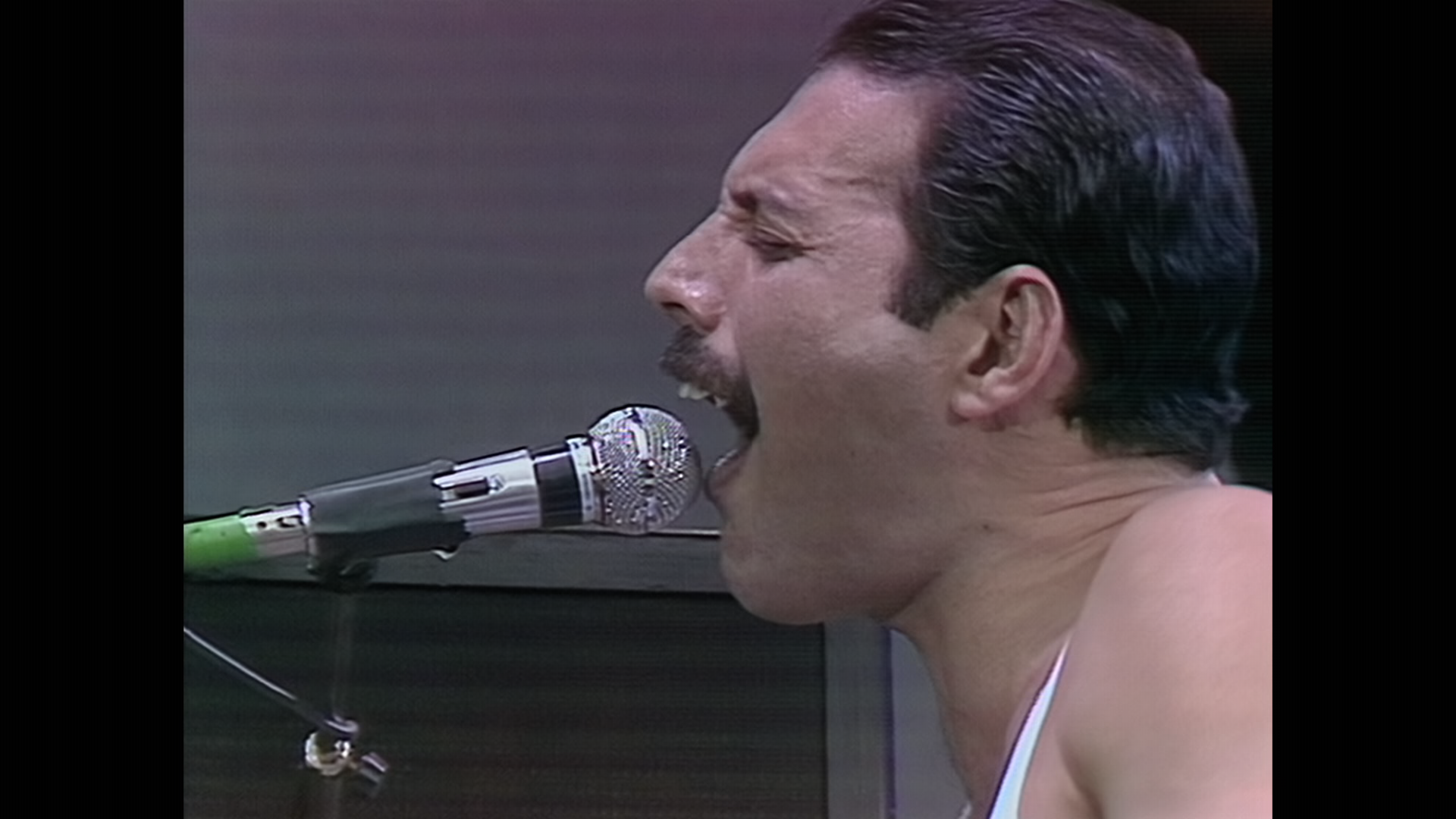 Queen - Live Aid (1985).mkv_snapshot_02.19.756.png