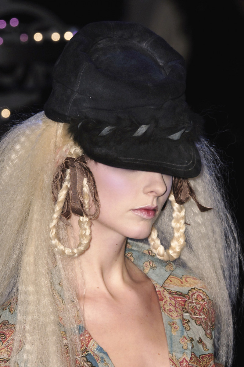 John+Galliano+Fall+2006+Details+N5fNnySRkOLx.jpg