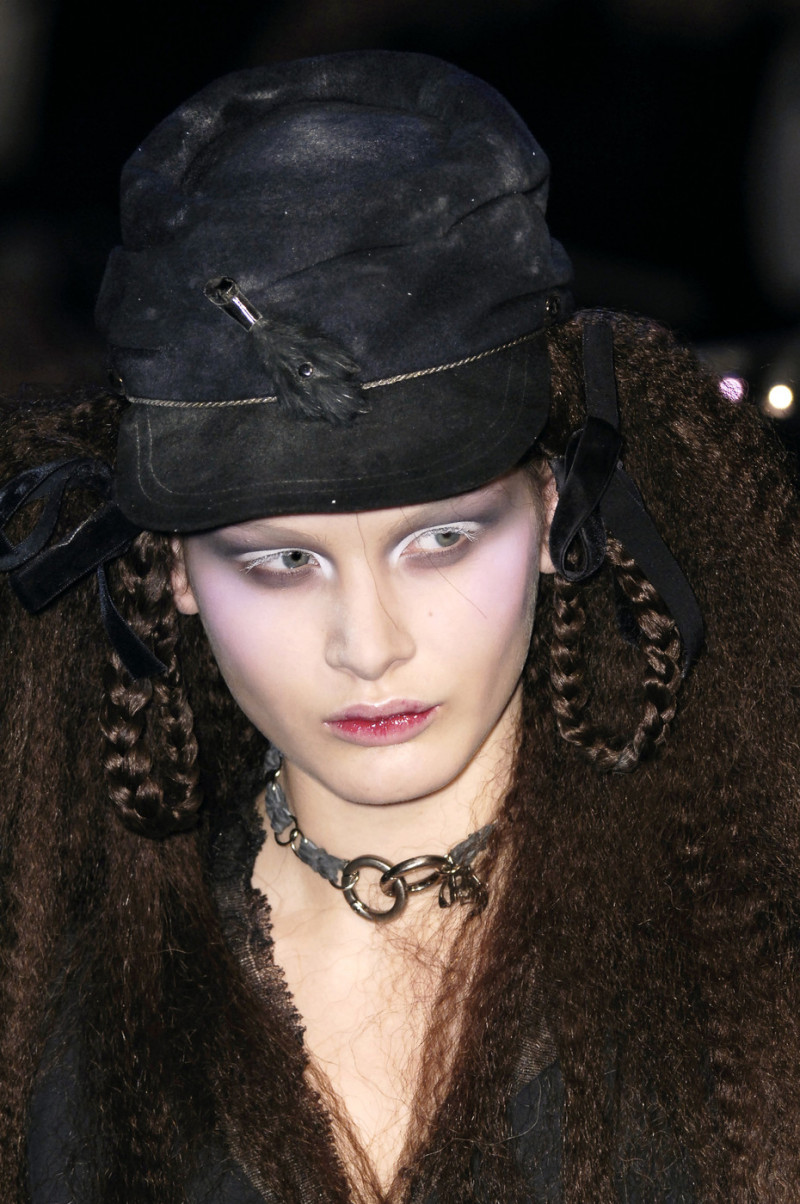 John+Galliano+Fall+2006+Details+VmlIViccMWDx.jpg