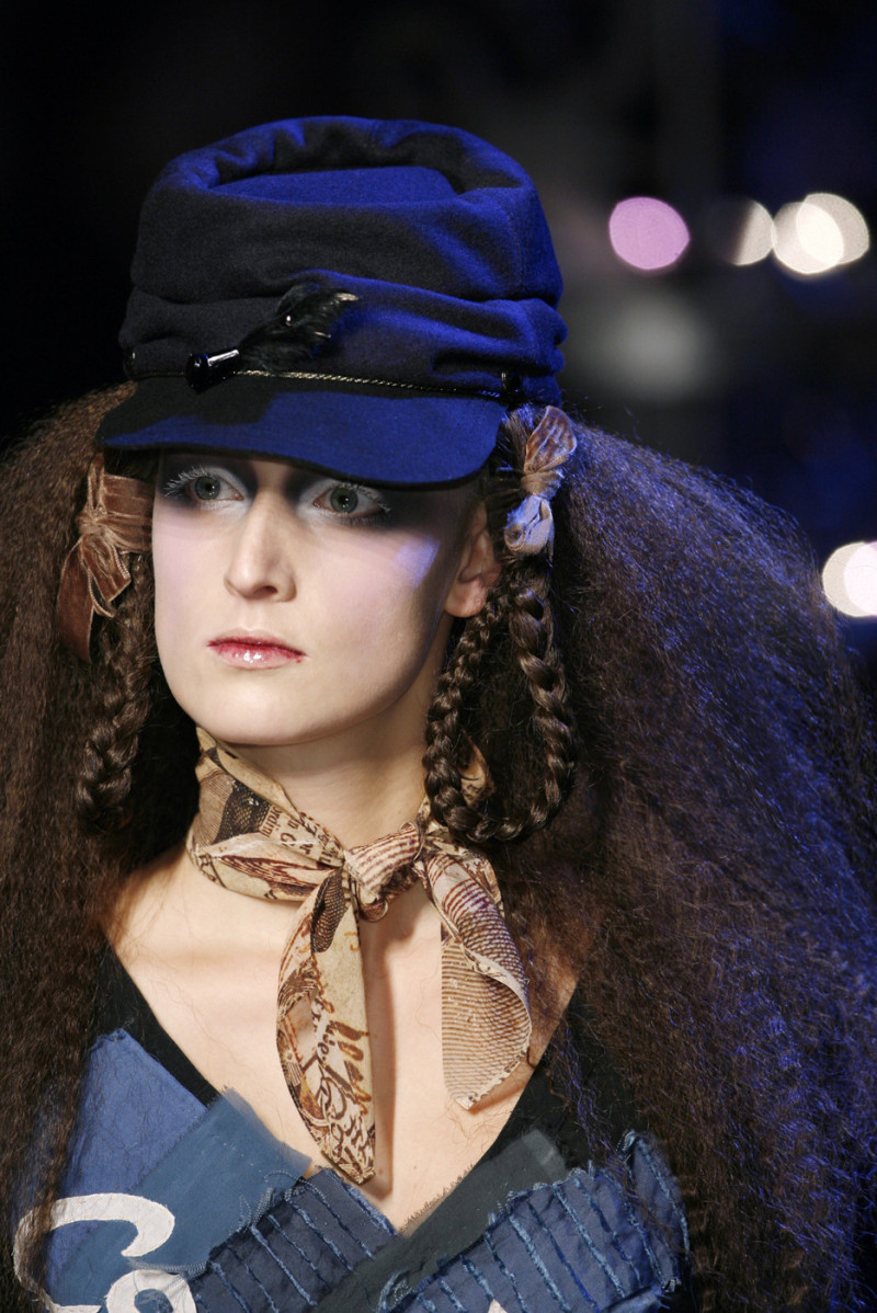 John+Galliano+Fall+2006+Details+omgCQNL01pJx.jpg