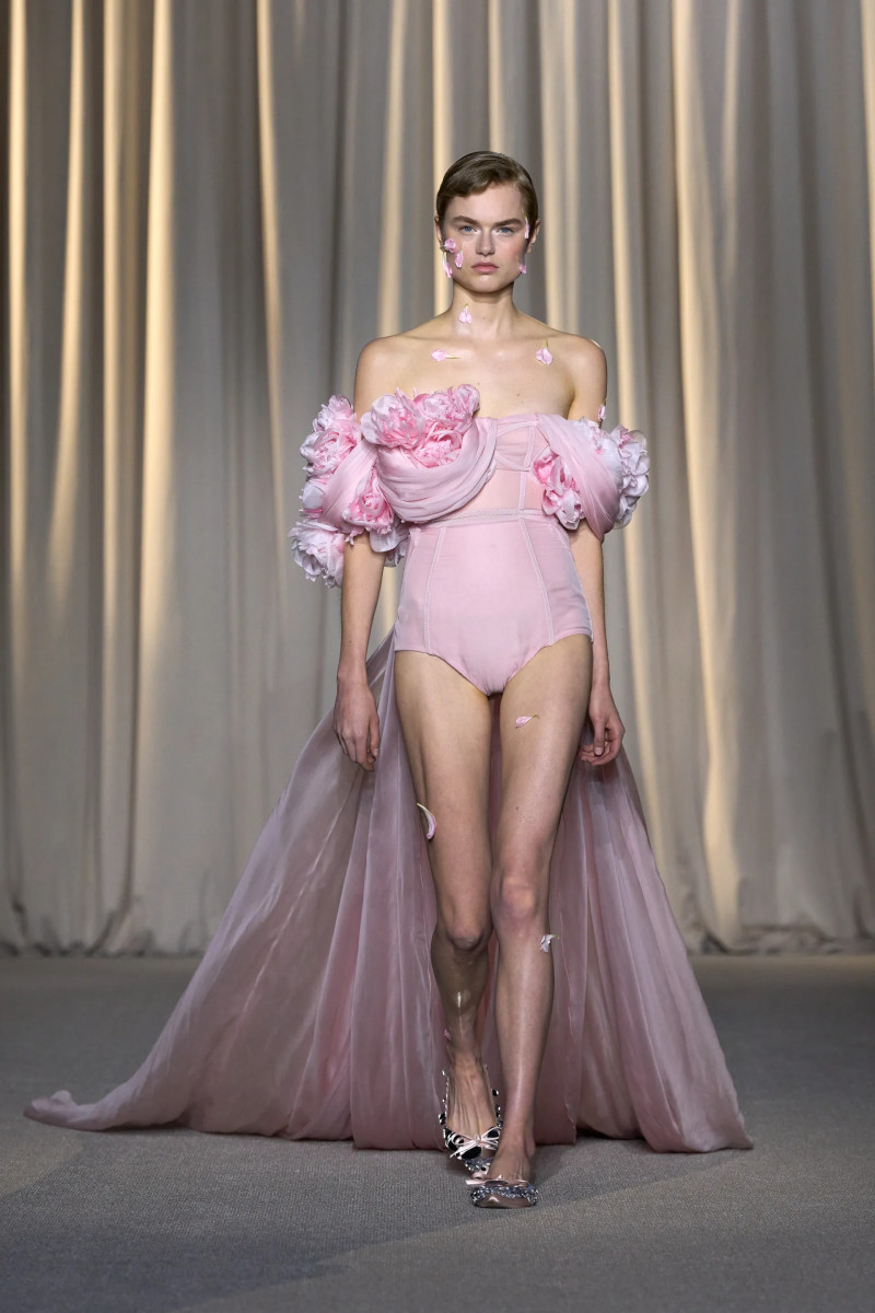 00001-giambattista-valli-fall-2024-couture-credit-gorunway.webp