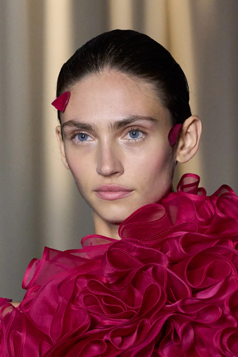 00064-giambattista-valli-fall-2024-couture-details-credit-gorunway.webp