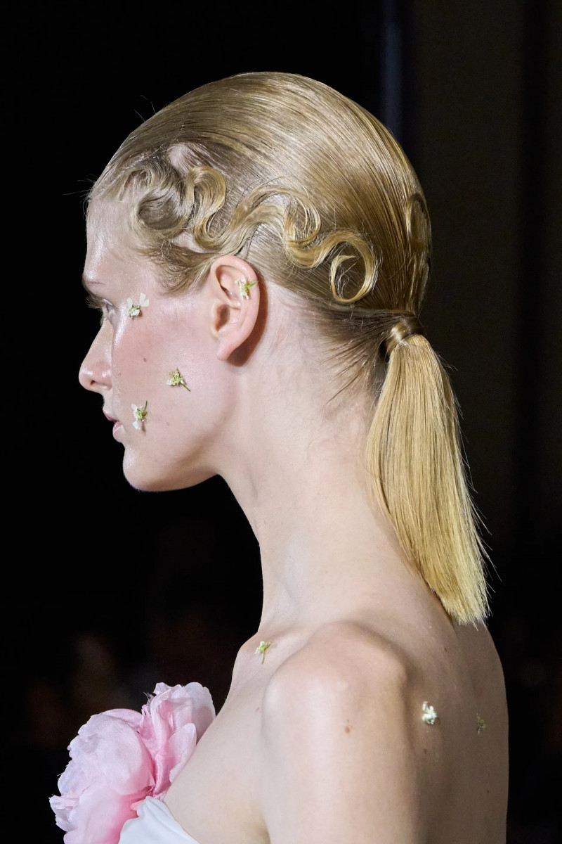 00034-giambattista-valli-fall-2024-couture-details-credit-gorunway.webp
