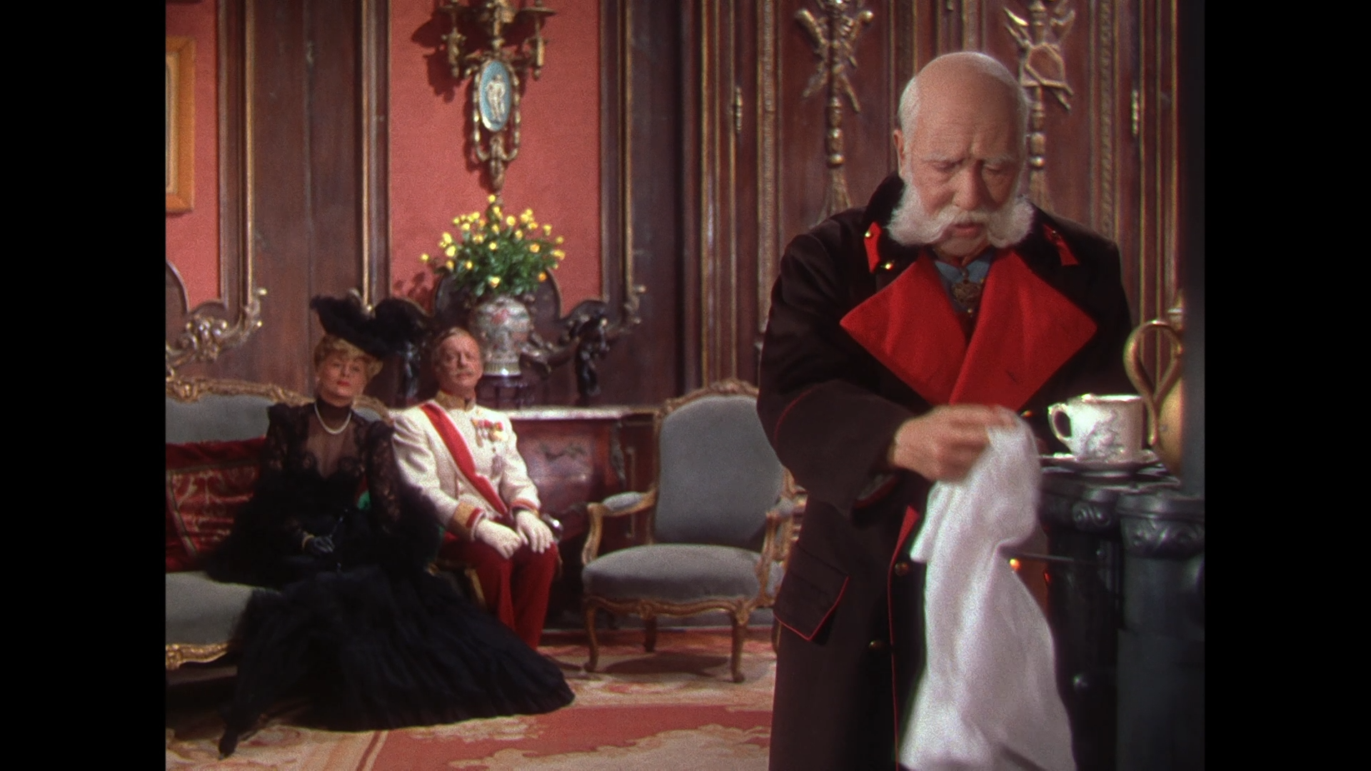 The.Emperor.Waltz.1948.BDRemux.1080p.mkv_snapshot_00.10.35.304.png