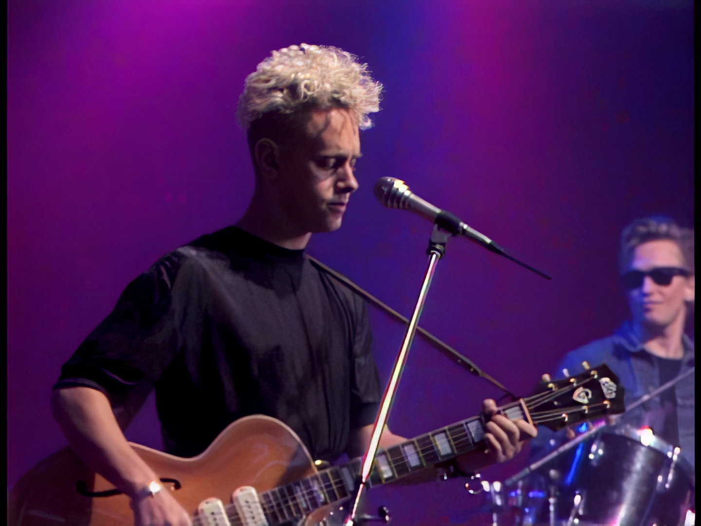 Depeche Mode - Personal Jesus (1990).mkv_snapshot_02.06.420.png