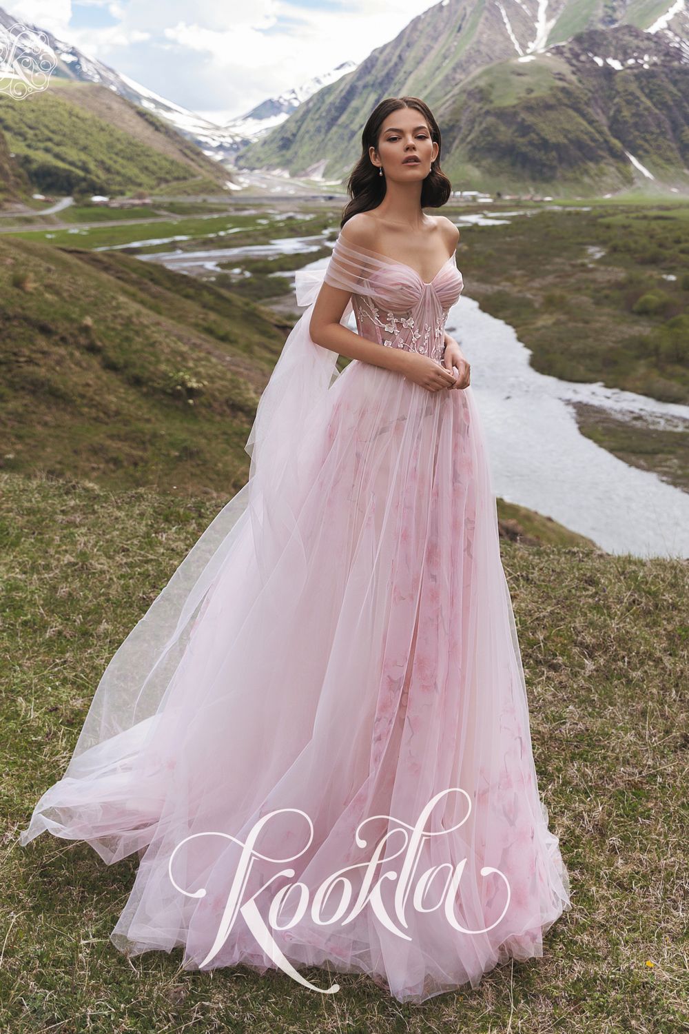 38902dcd6afb417eb82e66d0485b17a0.jpg Стройность как преимущество: как выбрать идеальное платье для хрупкой невесты