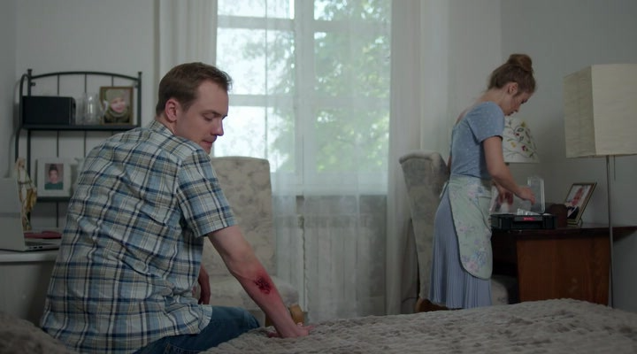 Верная жена S01E01 2024 WEBRip.avi_snapshot_06.25.png