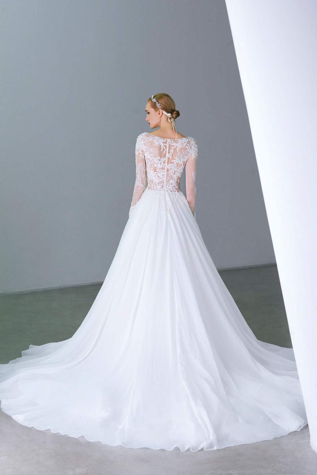 dany_tabet-bridal-2018-2019bluebox-1874_f-resp2400v.jpg