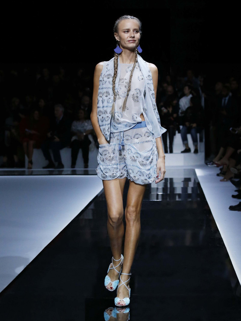83-emporio-armani-spring-2017-rtw.jpg