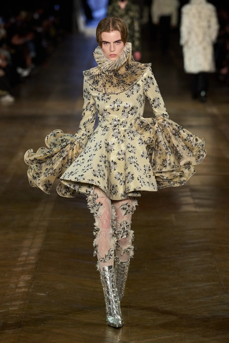 00039-alexander-mcqueen-fall-2025-ready-to-wear-credit-gorunway.webp