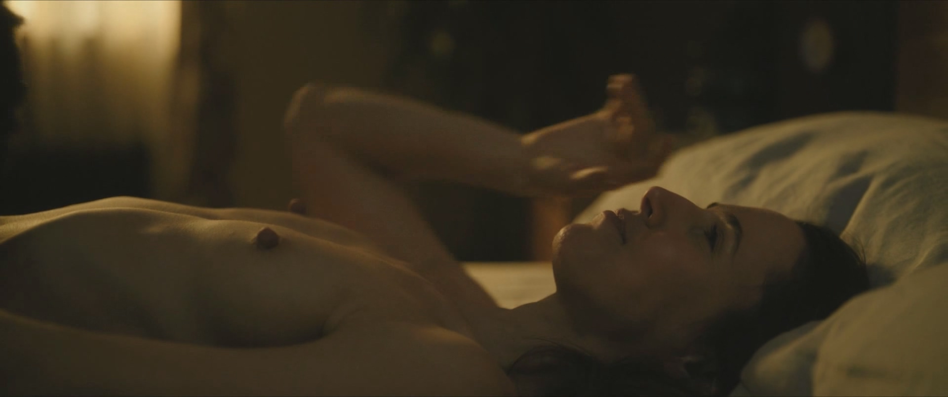 Модель демонстрирует свою грудь в лучшем свете