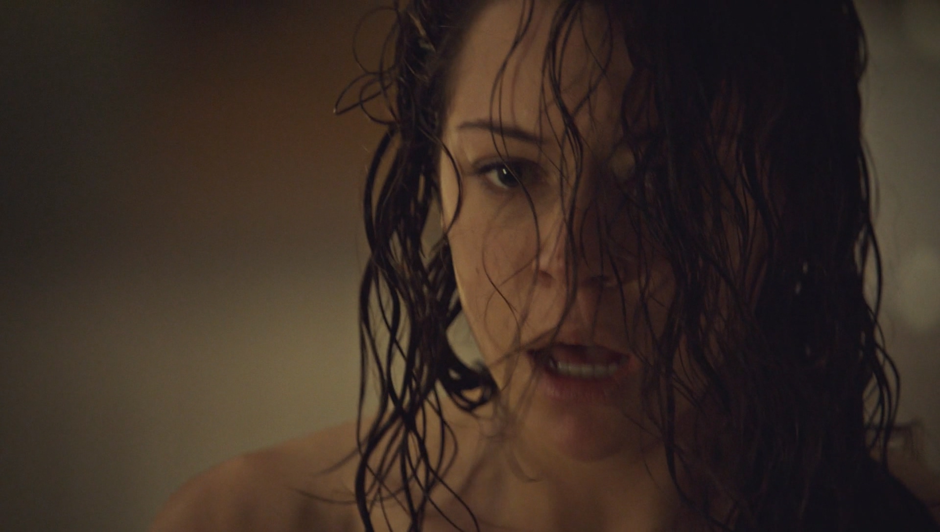 Maslany Tatiana Orphan Black s01e01.mp4_000203.862.jpg