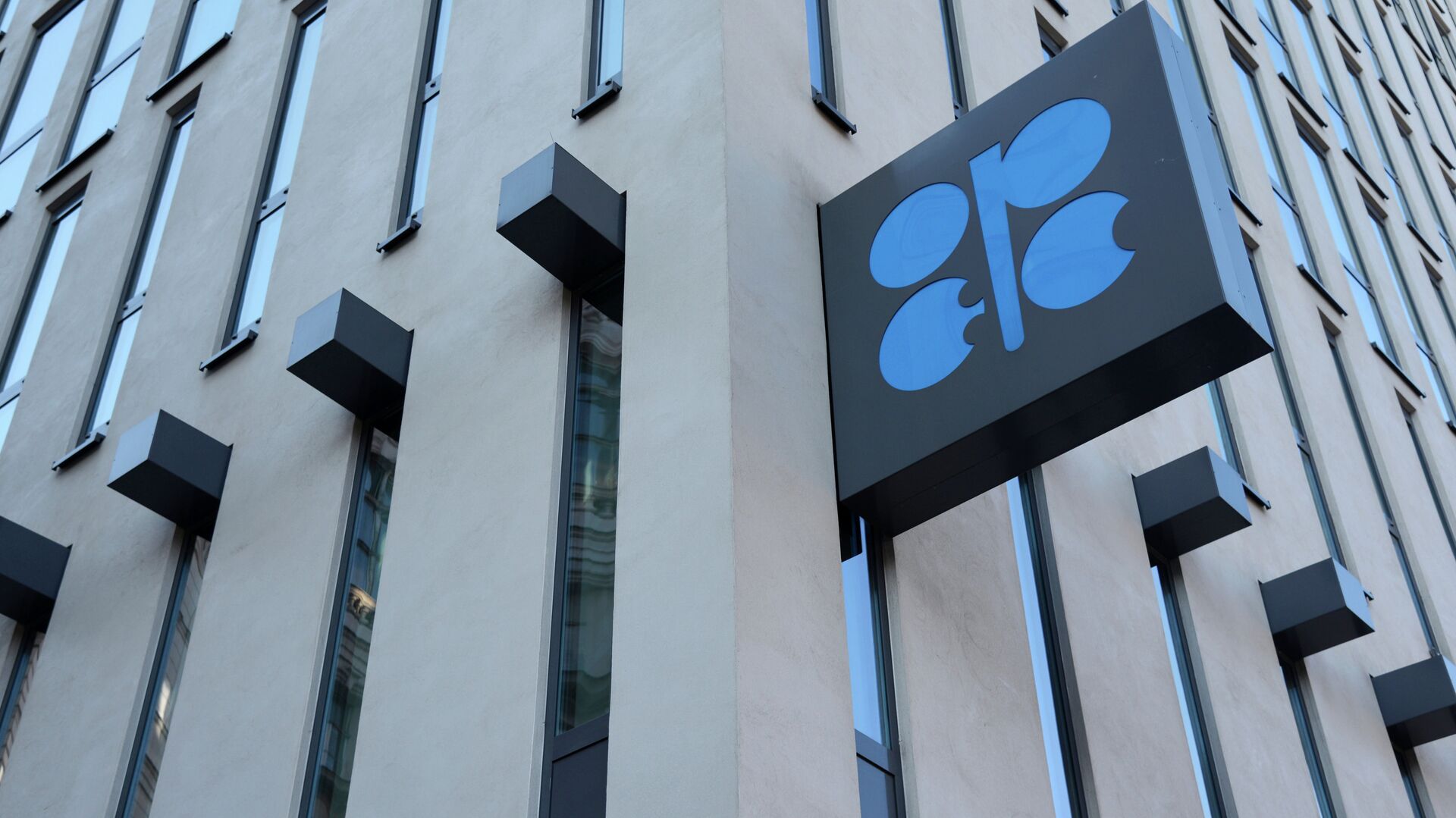 ОПЕК+ разрешено нарастить нефтедобычу на 101 тысячу баррелей в сутки