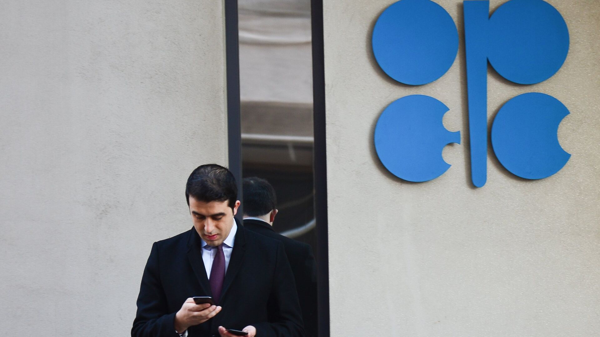 Восемь стран ОПЕК+ планируют увеличить добычу нефти в декабре, сообщили СМИ