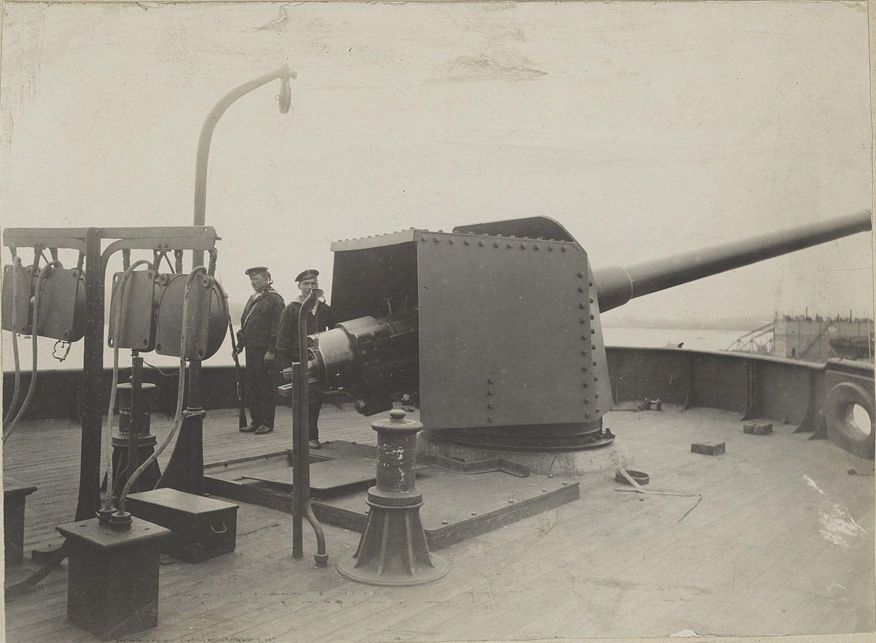 пушка 6 дм корма новая.jpg