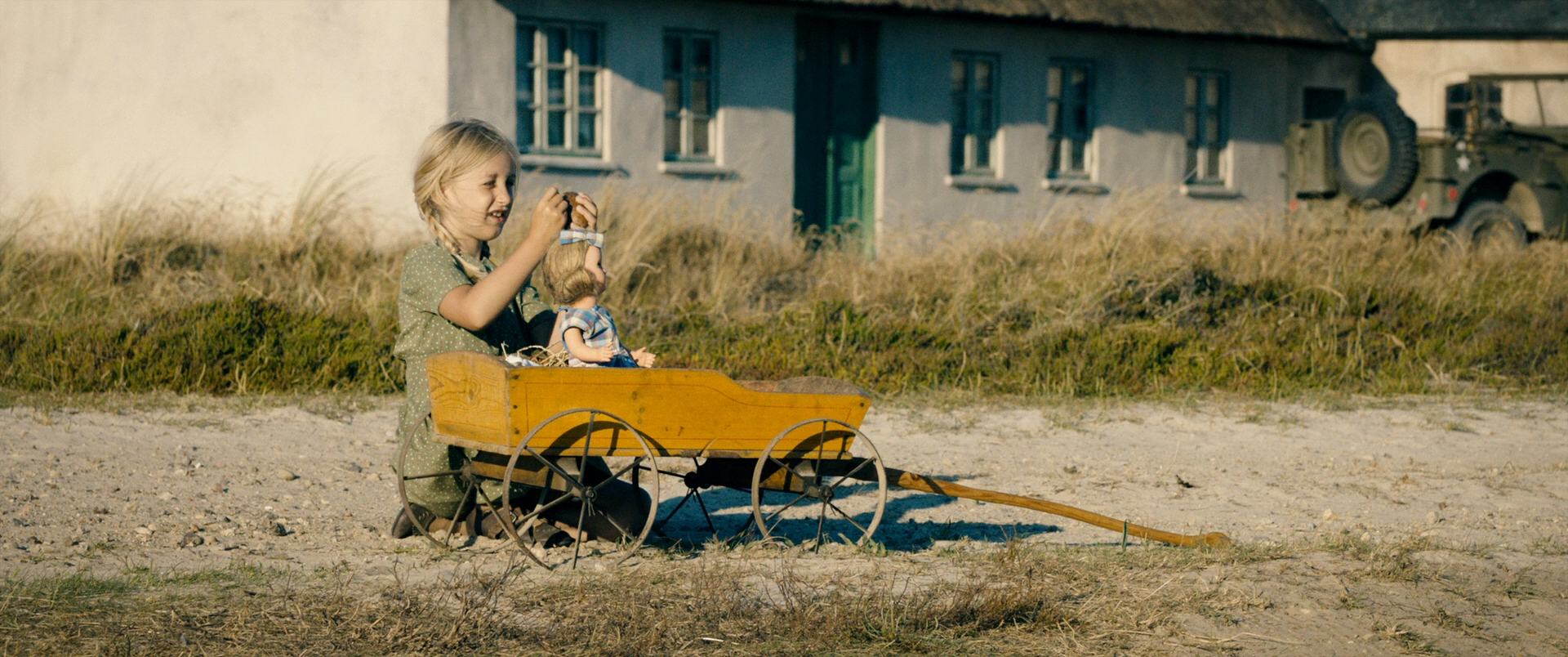 Under sandet 2015 1080p BluRay DTS x264-VietHD.mkv_snapshot_00.24.30.png