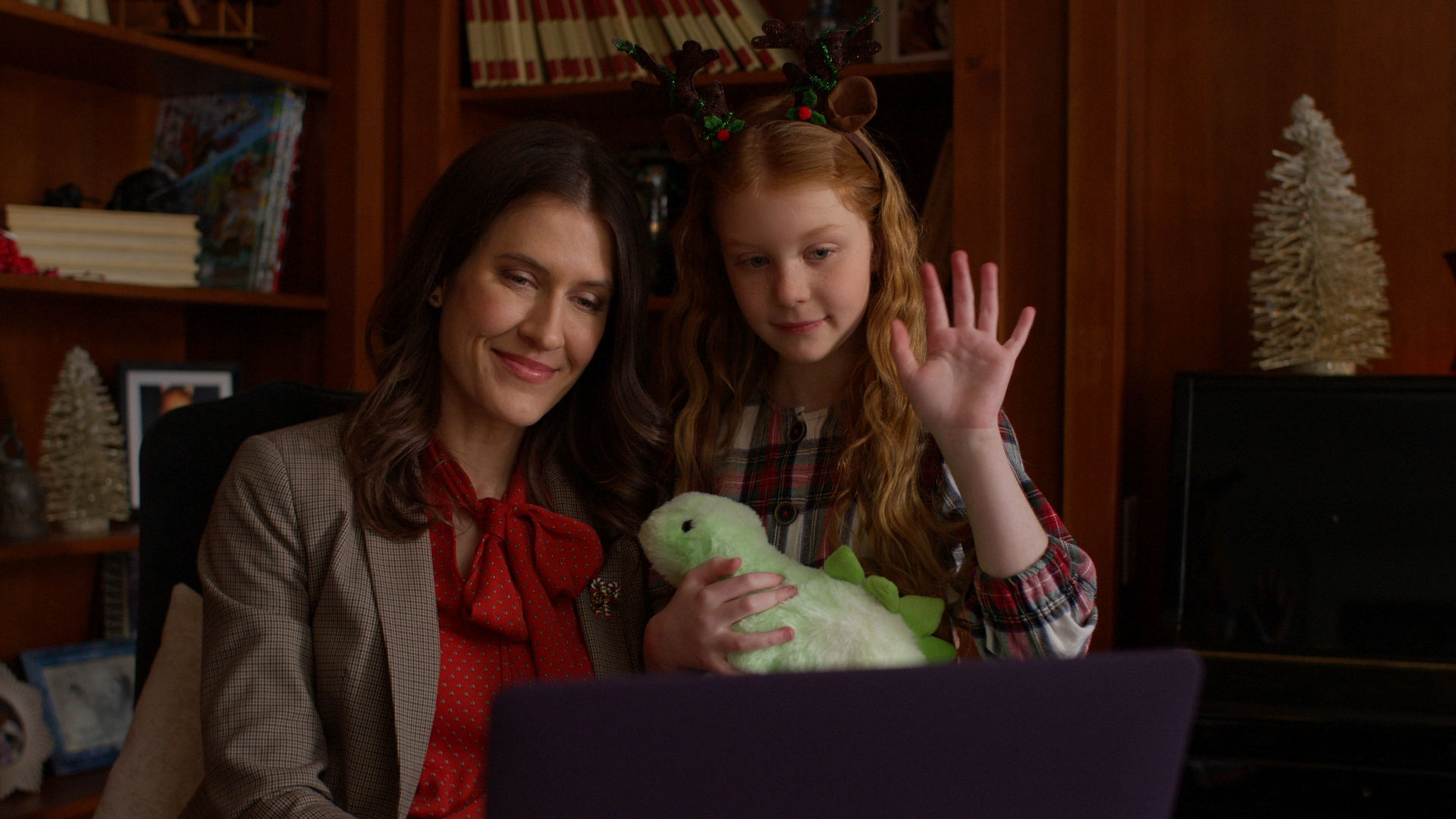 A.World.Record.Christmas.2023.1080p.AMZN.WEB-DL.mkv_snapshot_00.43.12.png