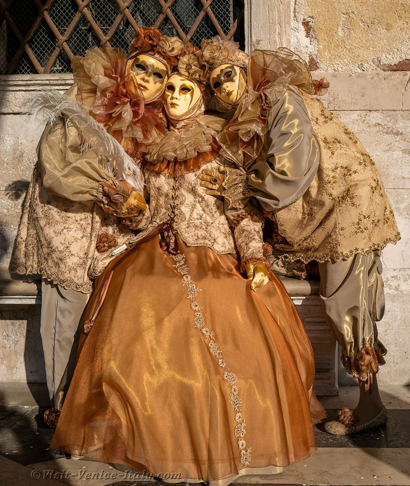 venice-carnival-mask-costume-saint-mark-001.jpg