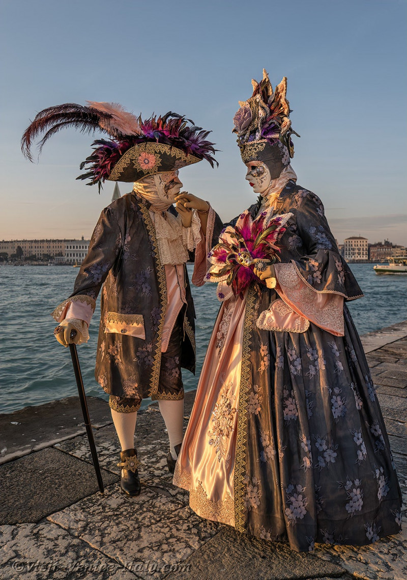 venice-carnival-masks-costumes-075.jpg