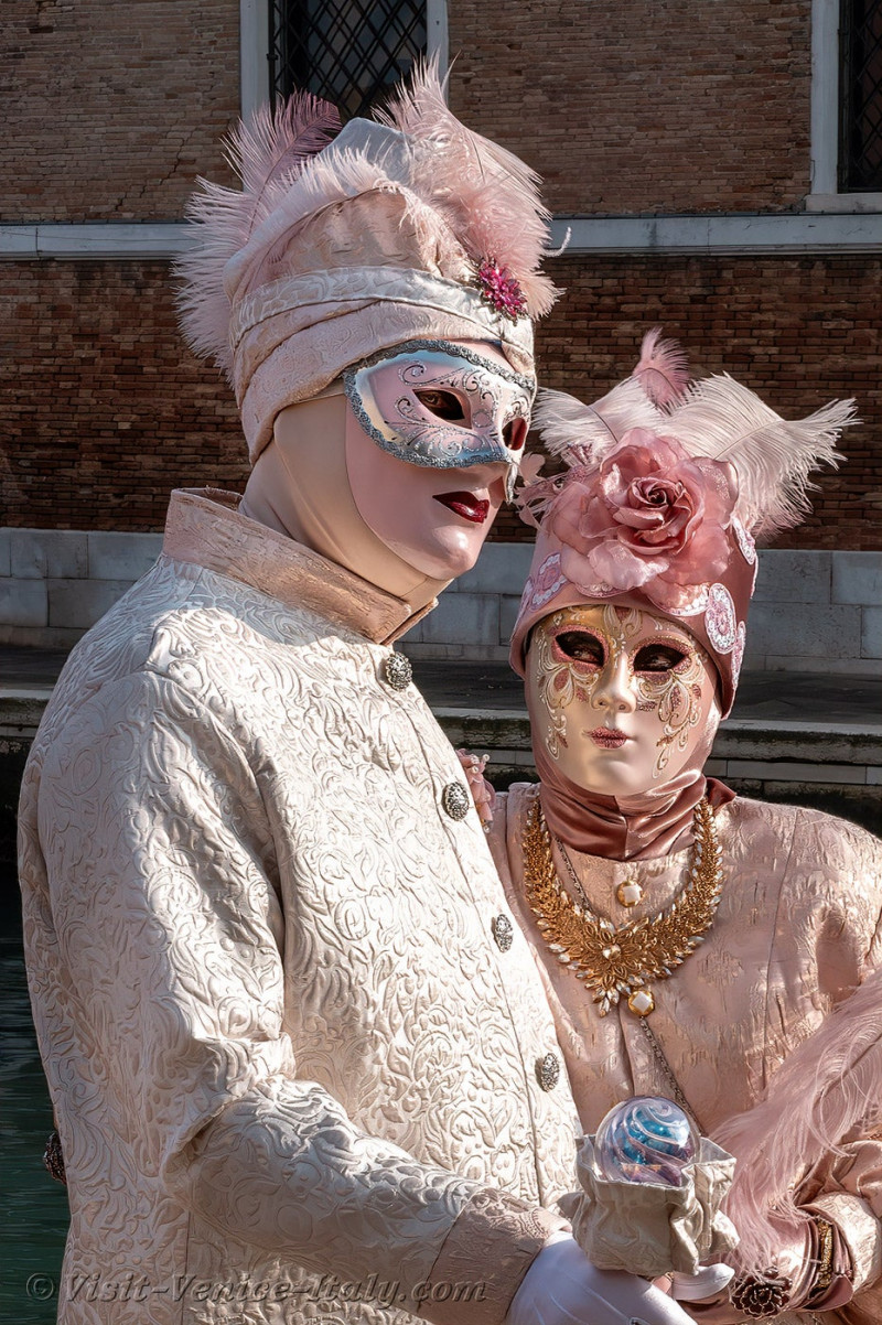 carnival-venice-2024-costume-masks-615.jpg