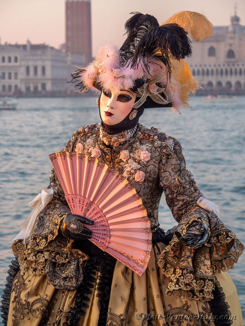venice-carnival-mask-costume-san-giorgio-maggiore-170.jpg