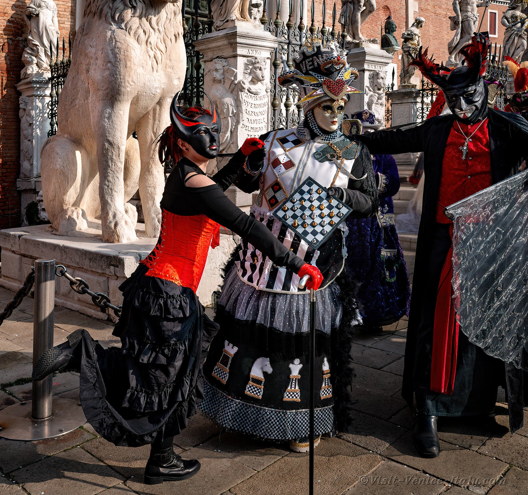 carnival-venice-2024-costume-masks-560.jpg