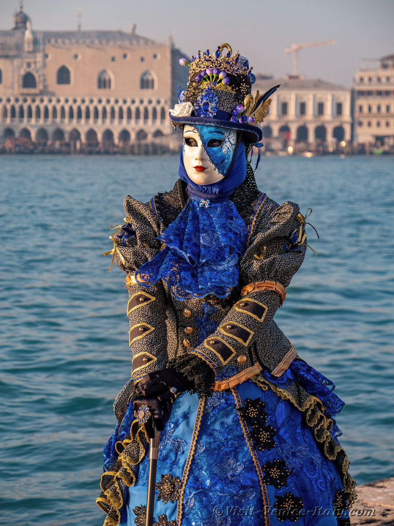 venice-carnival-mask-costume-san-giorgio-maggiore-050.jpg