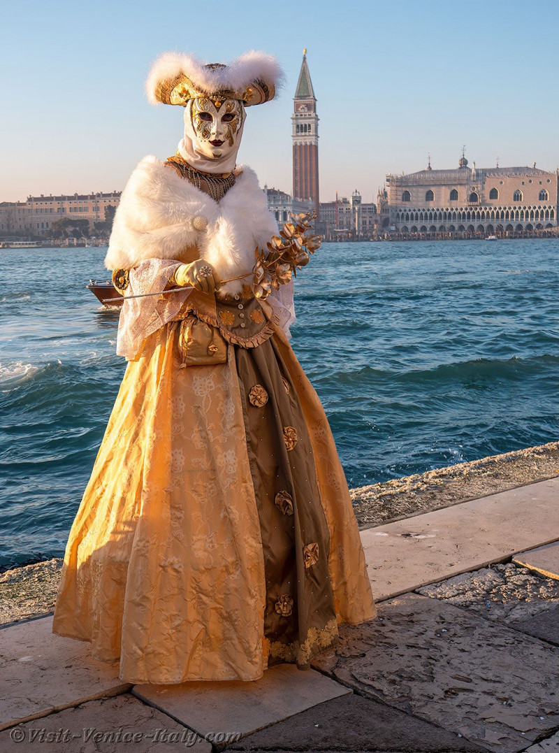 venice-carnival-mask-costume-san-giorgio-maggiore-251.jpg