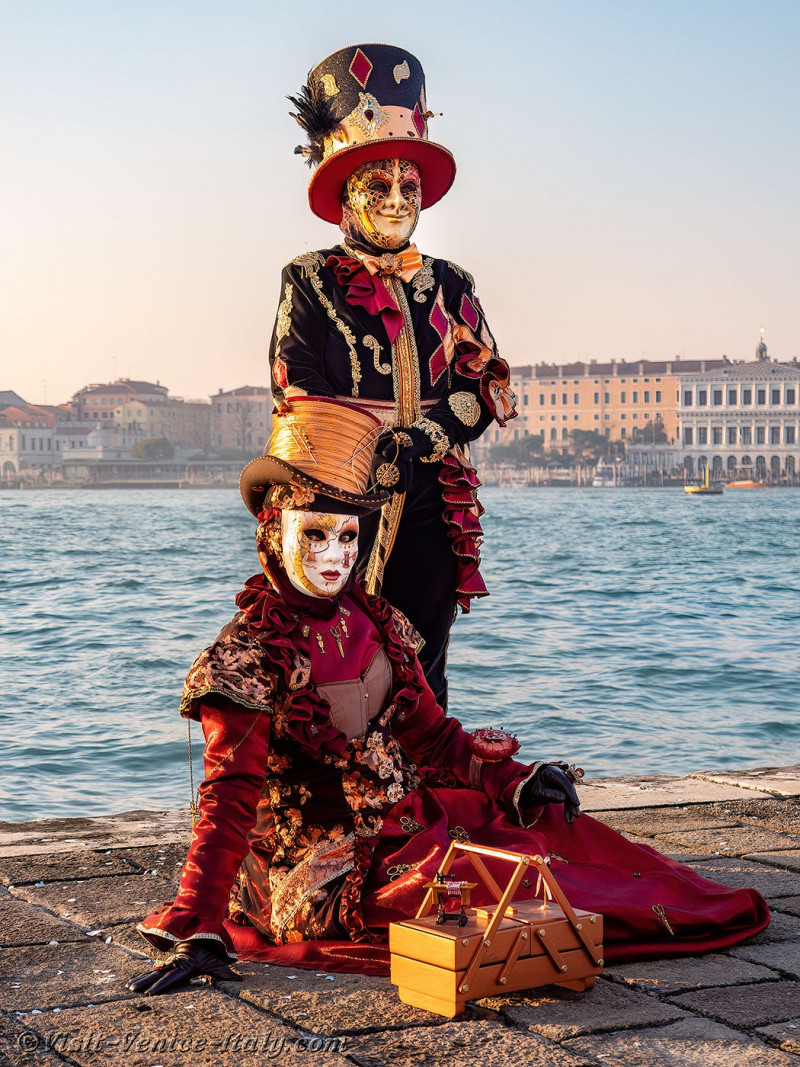 venice-carnival-mask-costume-san-giorgio-maggiore-059.jpg