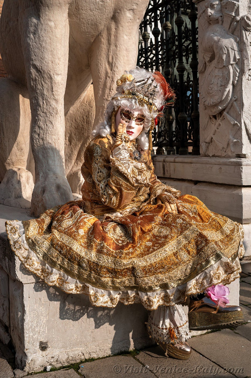 carnival-venice-2024-costume-masks-716.jpg