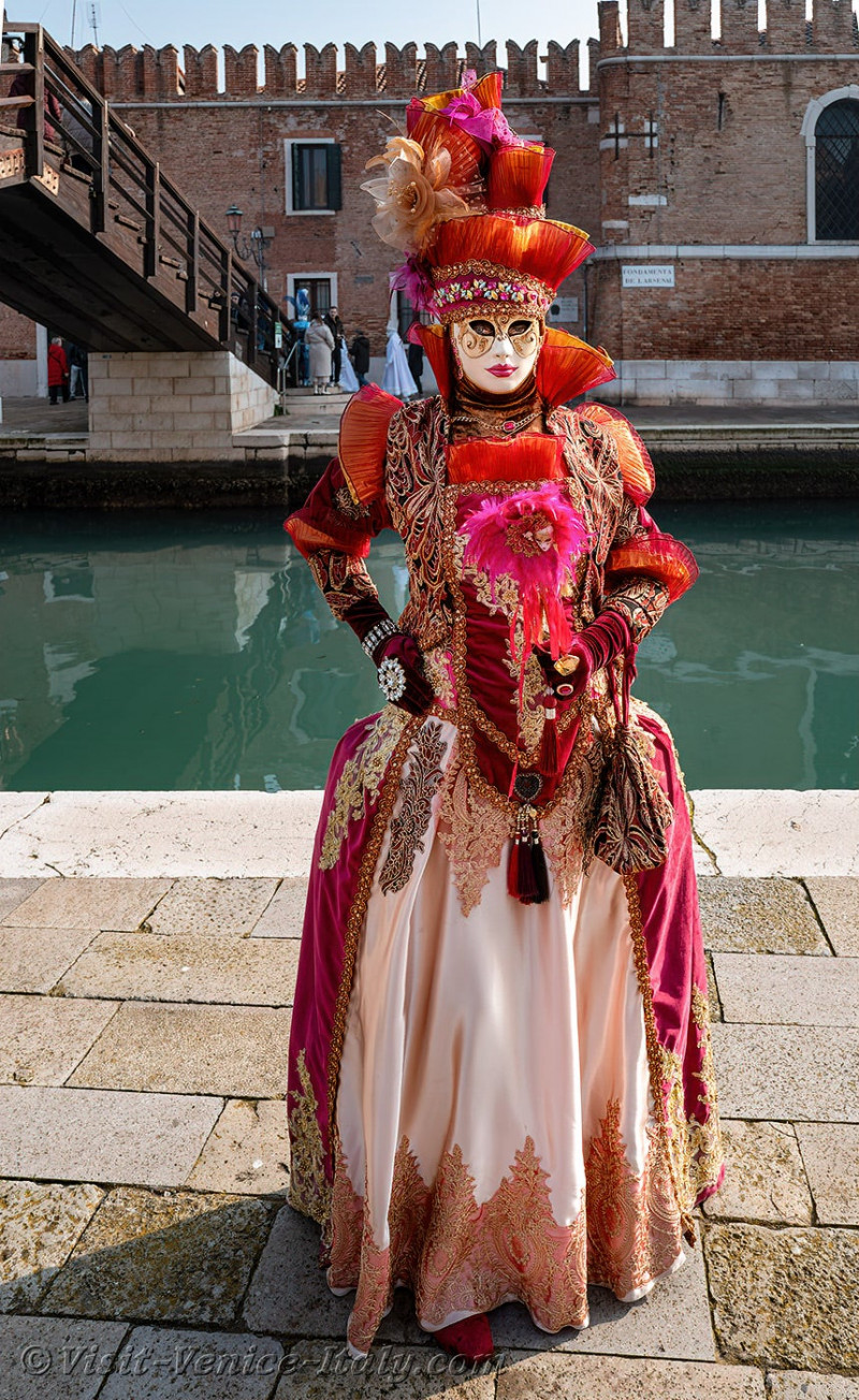 carnival-venice-2024-costume-masks-732.jpg