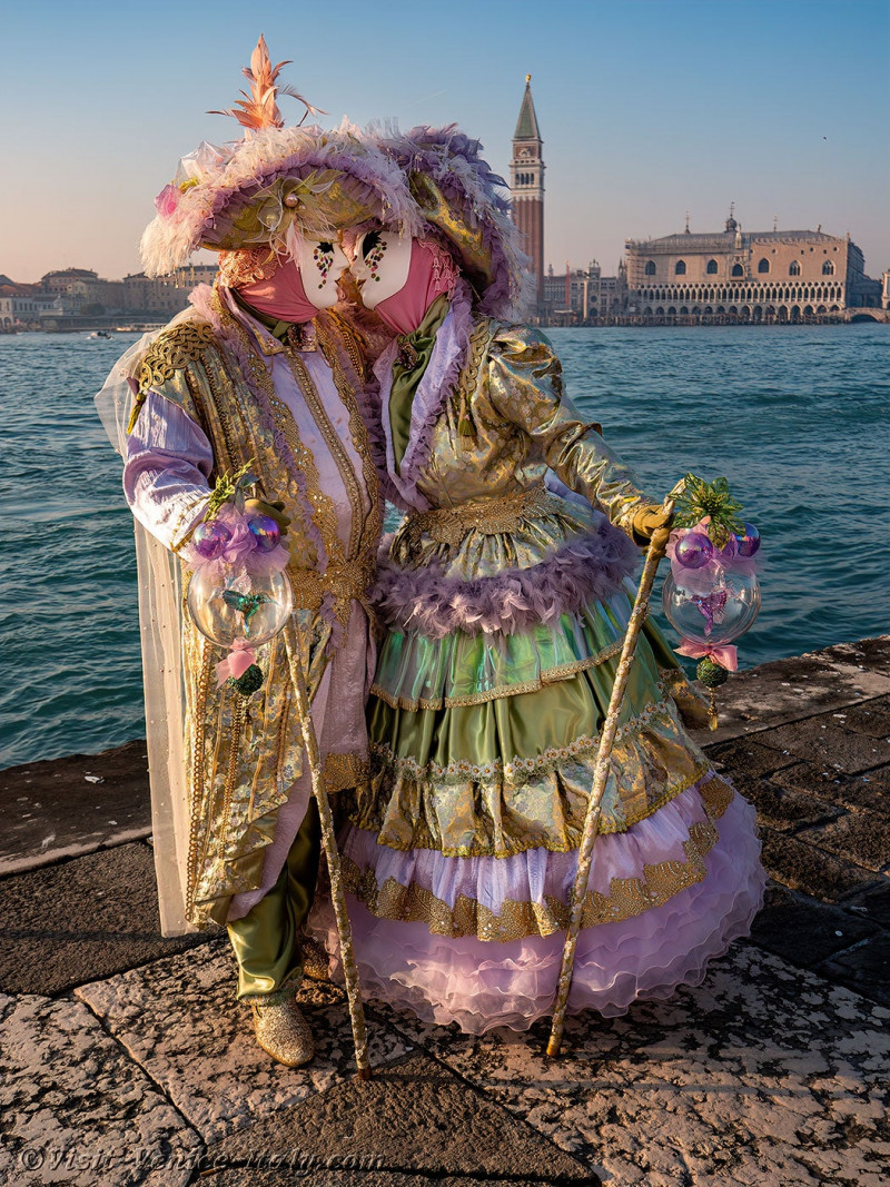 venice-carnival-mask-costume-san-giorgio-maggiore-077.jpg